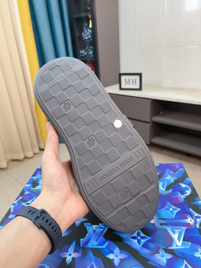 Men's men's shoes 💰560🌸🌸 LV style is novel and fashionable, the upper is made of imported cowhide + LV special materials! Super trendy design! It’s eye-catching! The leather is soft, delicate, shiny and translucent, showing the ultimate in pure handcraftsmanship, and the mesh is soft, comfortable and breathable! Size: 39-44 (38 45 customized)